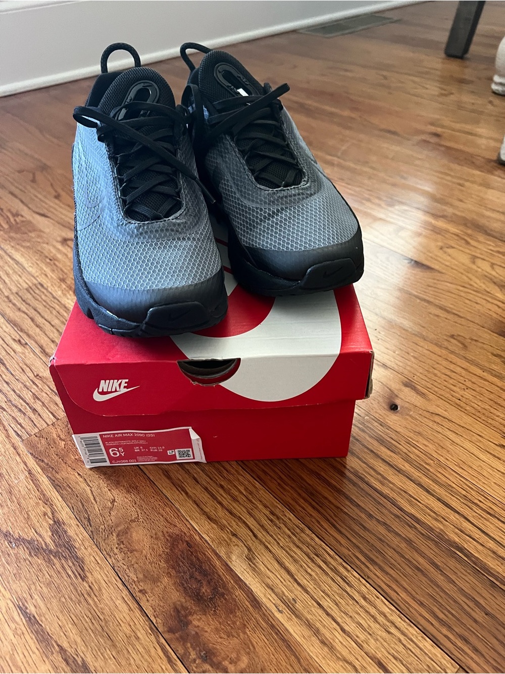 Nike Men's Gray and Black Mesh Slip-On Sneakers